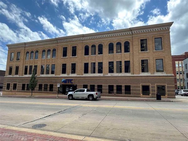 123 5th St SE, Cedar Rapids, IA 52401