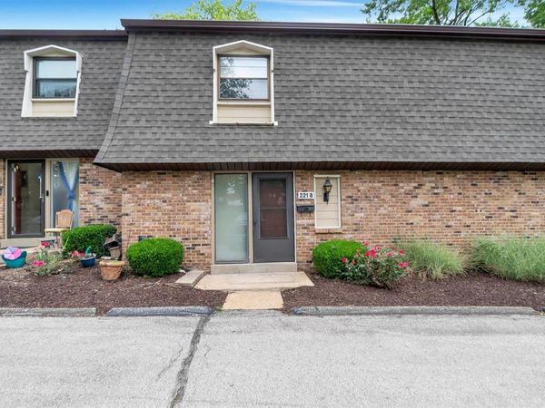 221 Braeshire Drive, Unit B, Ballwin, MO 63021