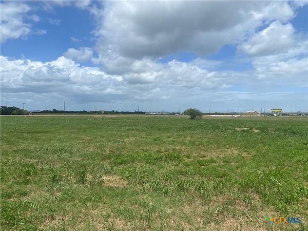 000 Lone Tree Road, Victoria, TX 77901