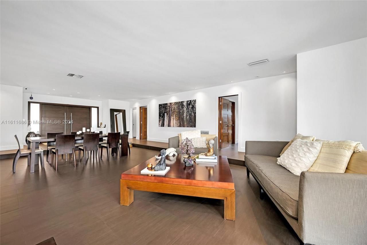 2120 NE 204th St, Miami, FL 33179 Photo