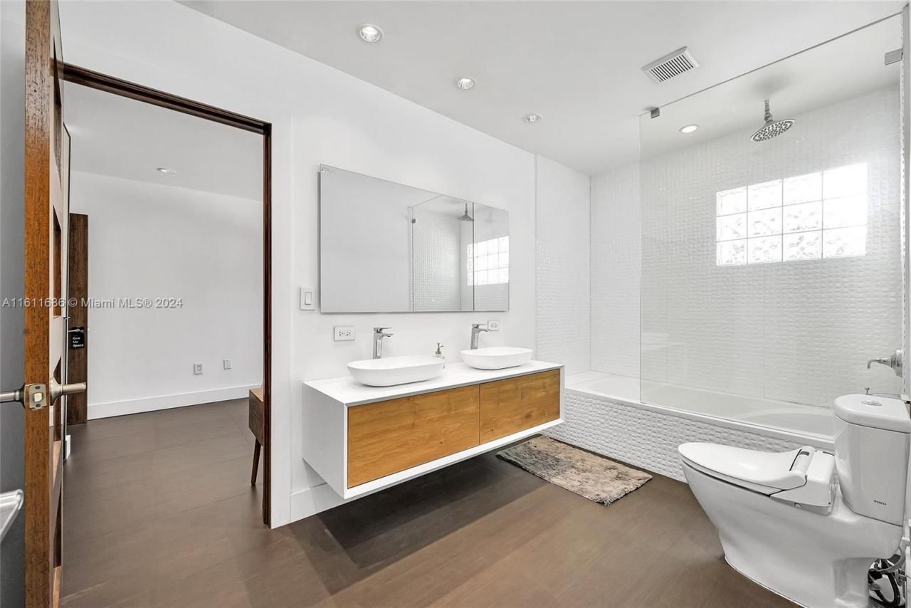 2120 NE 204th St, Miami, FL 33179 Photo