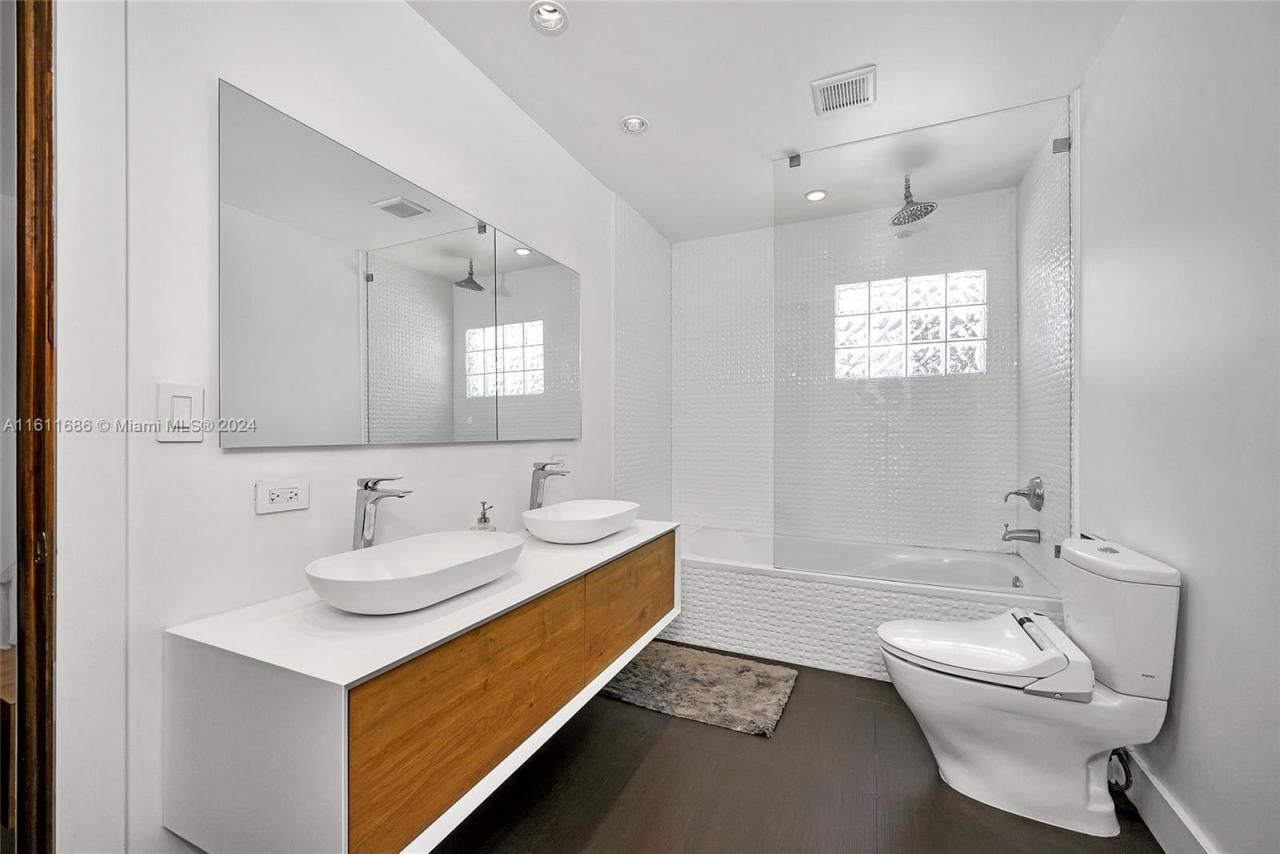 2120 NE 204th St, Miami, FL 33179 Photo