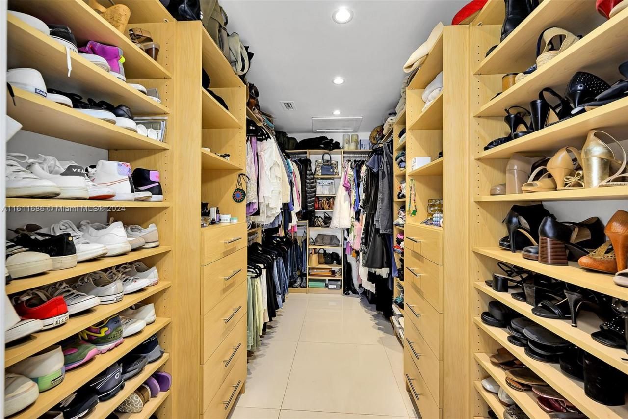 2120 NE 204th St, Miami, FL 33179 Photo