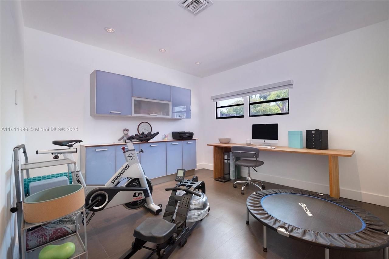 2120 NE 204th St, Miami, FL 33179 Photo