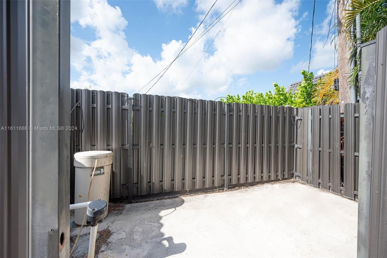 2120 NE 204th St, Miami, FL 33179 Photo