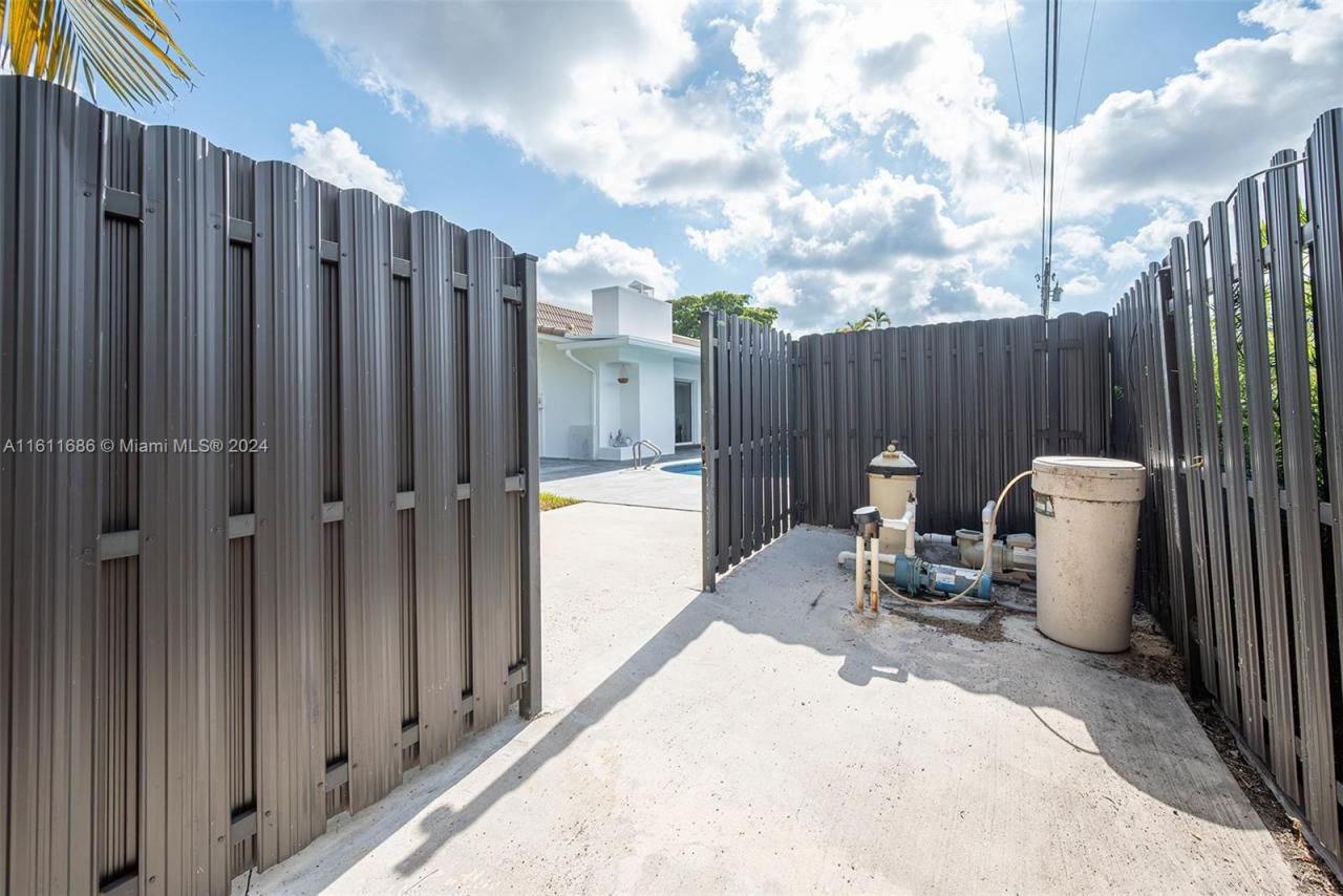 2120 NE 204th St, Miami, FL 33179 Photo