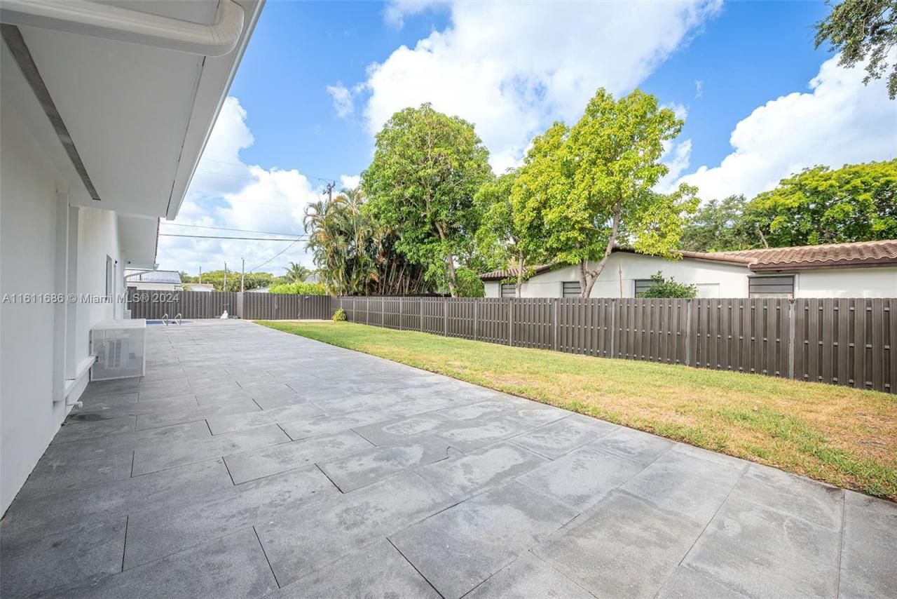 2120 NE 204th St, Miami, FL 33179 Photo