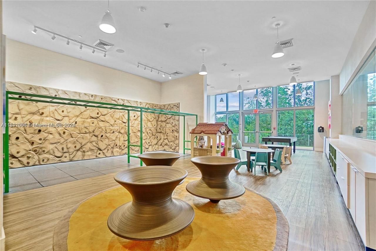 16385 Biscayne Blvd, Unit 1418, North Miami Beach, FL 33160 Photo