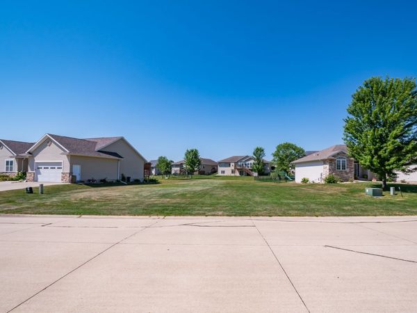2130 Rosewood Ridge Drive, Marion, IA 52302