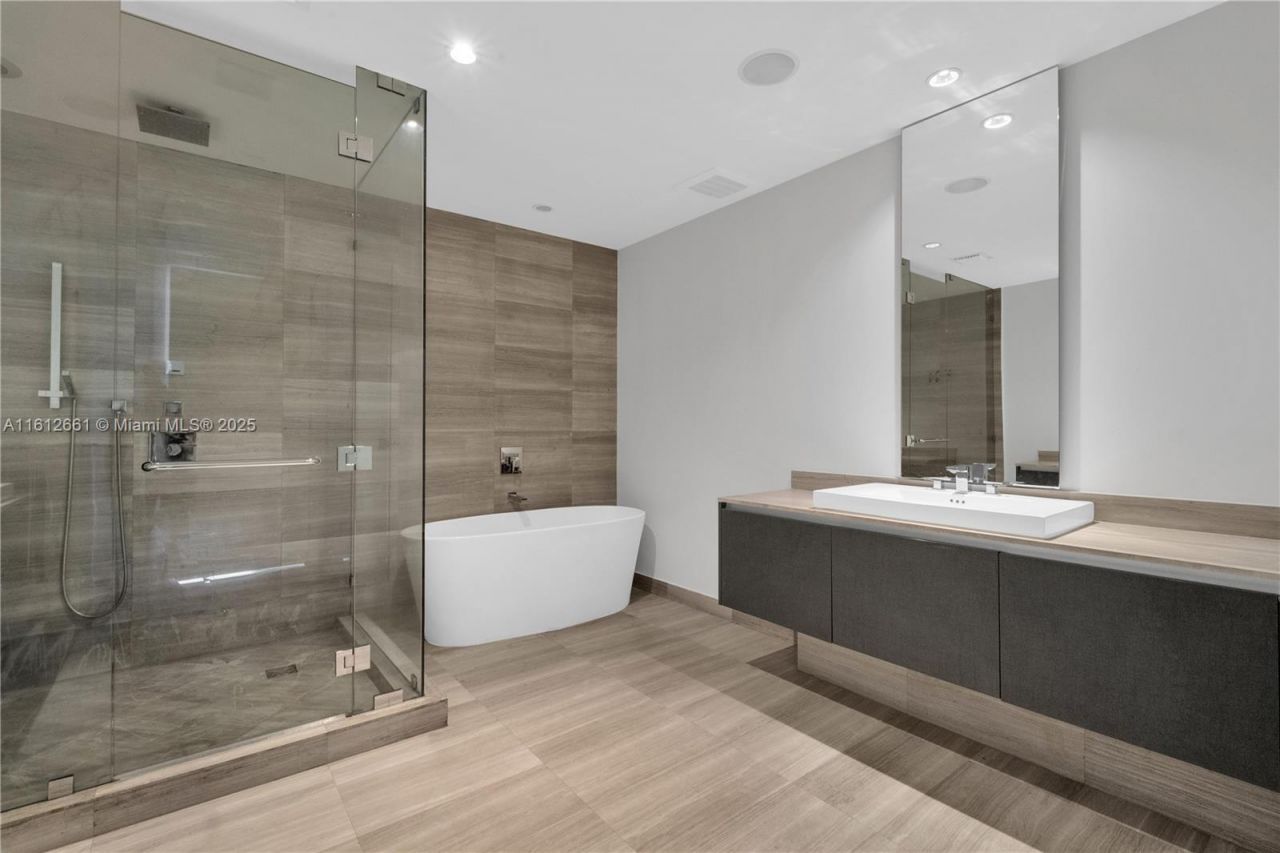 3300 NE 188 St., Unit 611, Aventura, FL 33180 Photo