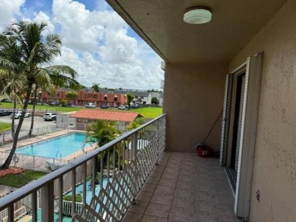 8517 NW 7th St, Unit 304, Miami, FL 33126