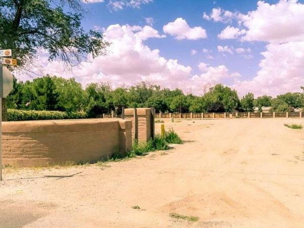 Zia View Court NW, Los Ranchos, NM 87107