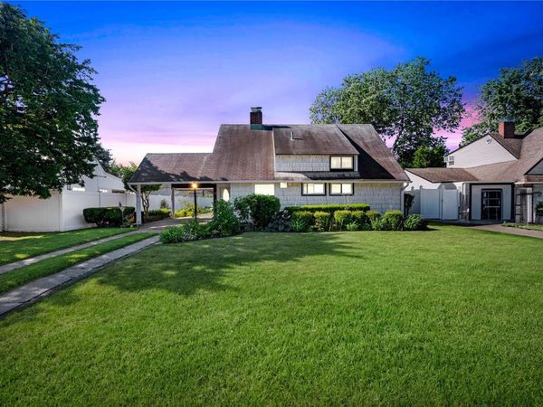 15 Bobwhite Lane, Hicksville, NY 11801