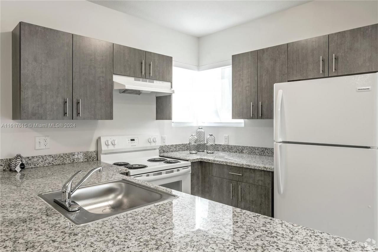 243 W 77th St, Unit 102, Hialeah, FL 33014 Photo