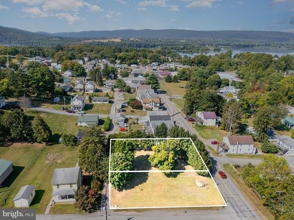 520 E CENTER STREET, MILLERSBURG, PA 17061