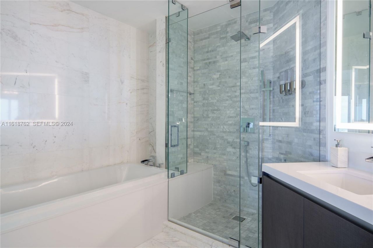 851 NE 1st Ave, Unit 4406, Miami, FL 33132 Photo