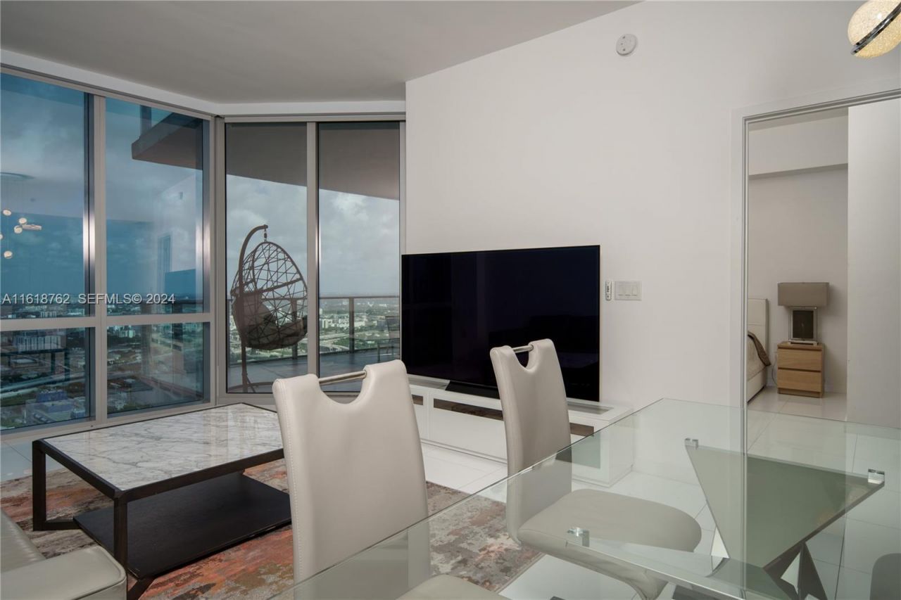 851 NE 1st Ave, Unit 4406, Miami, FL 33132 Photo
