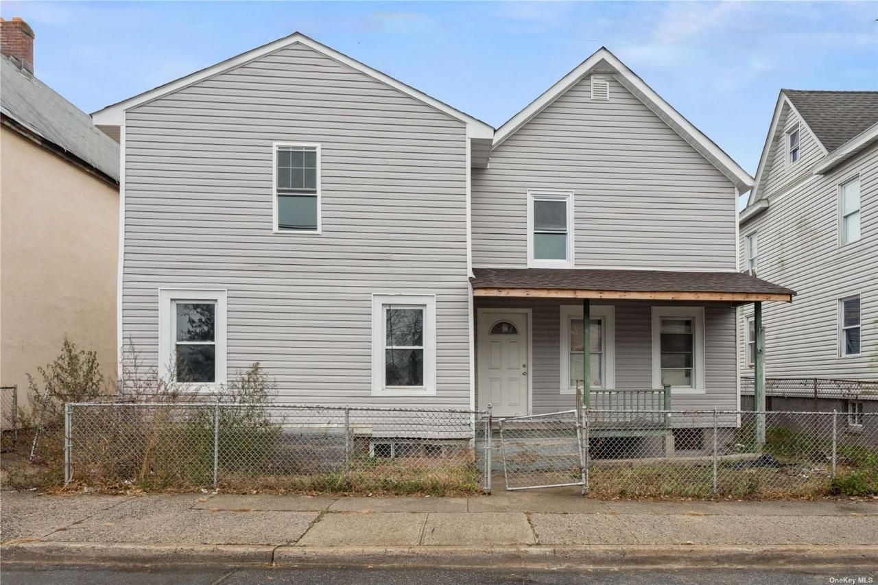9 Capobianco Street, Glen Cove, NY 11542 Main Photo