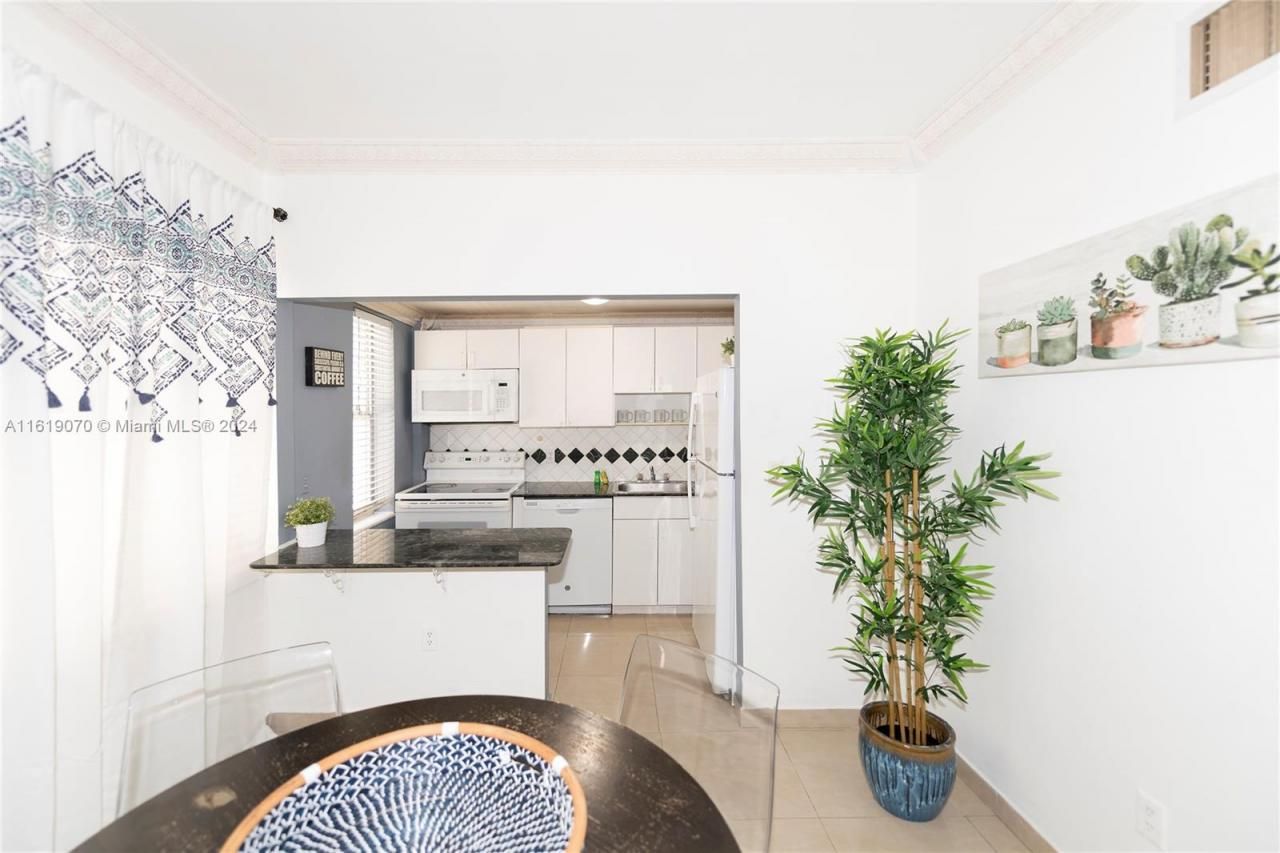 918 Ocean Dr, Unit 202, Miami Beach, FL 33139 Photo