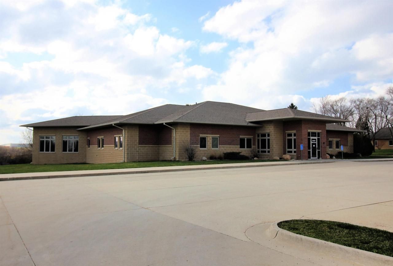 6315 Chancellor Drive, Cedar Falls, IA 50613 Main Photo