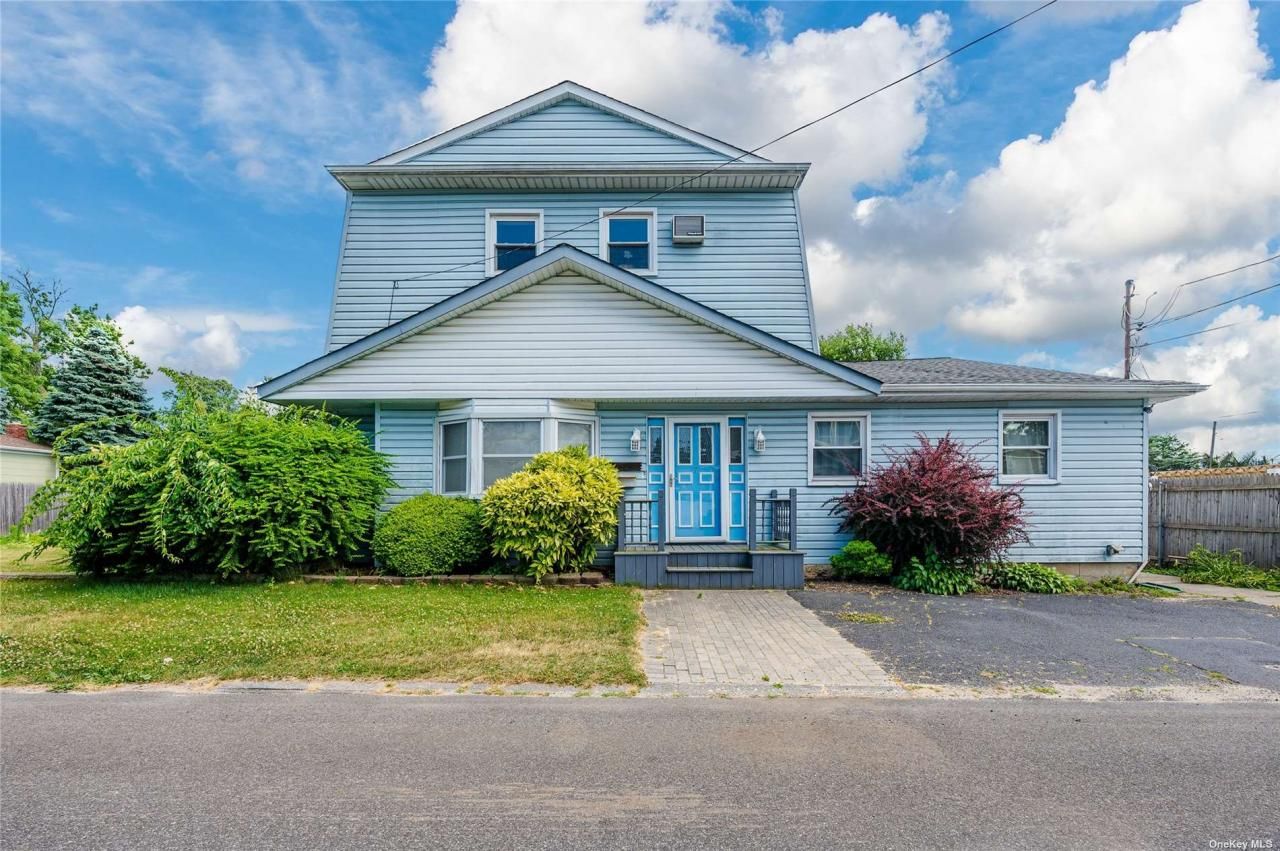 7 Gary Street, Lindenhurst, NY 11757 Main Photo