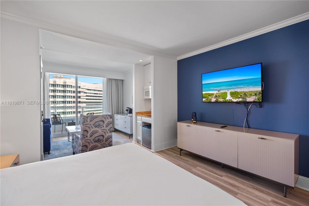 4401 Collins Ave, Unit 1007, Miami Beach, FL 33140 Photo