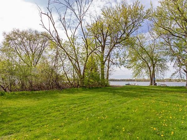 28406 W Park Avenue, Wauconda, IL 60084