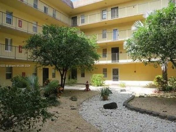 2831 Somerset Dr, Unit 206, Lauderdale Lakes, FL 33311