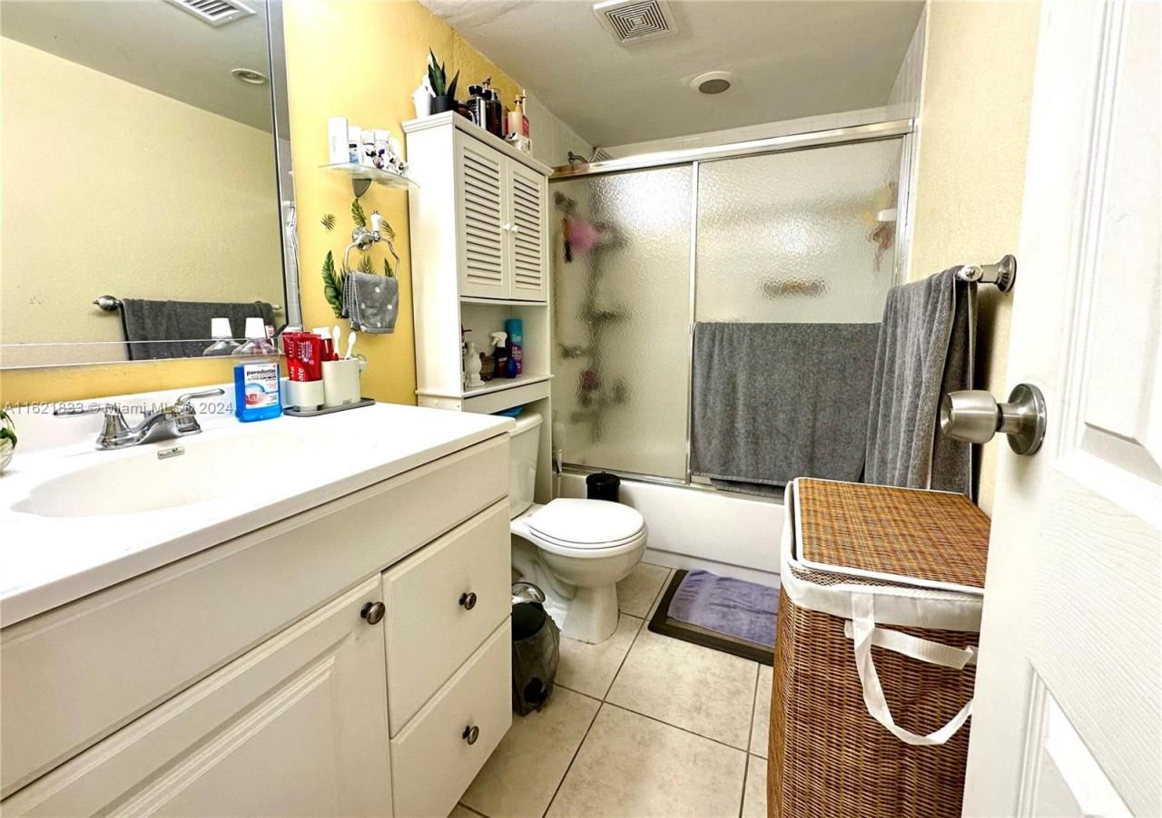 2831 Somerset Dr, Unit 206, Lauderdale Lakes, FL 33311 Photo