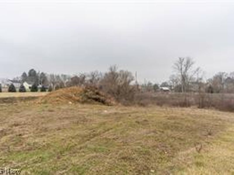 142 Relentless Way, Hartville, OH 44632 Photo 1