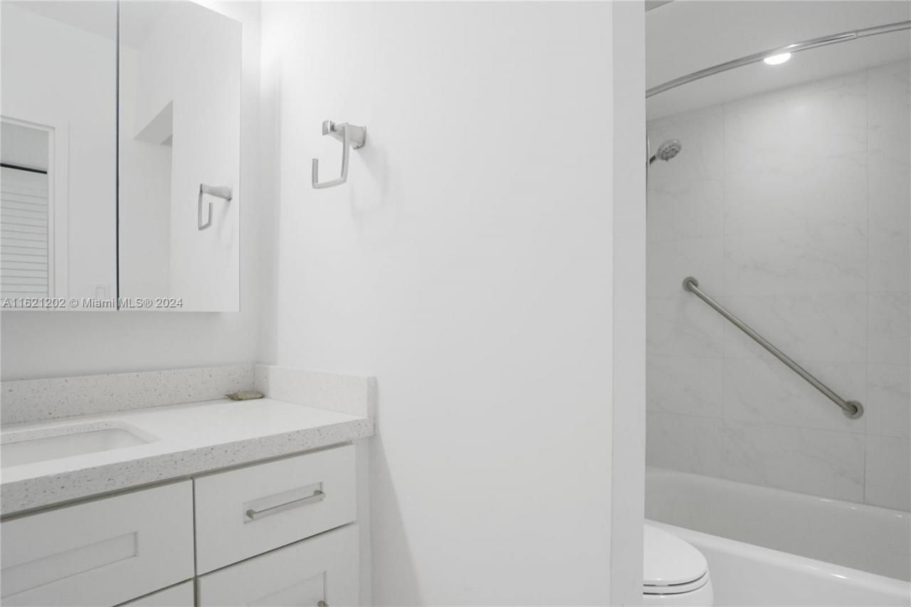 100 Lincoln Rd, Unit 436, Miami Beach, FL 33139 Photo