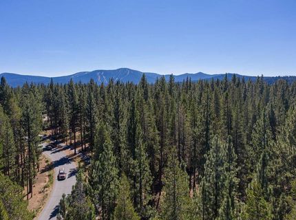 10624 & 10625 Rue Ivy, Truckee, CA 96161 Photo