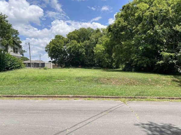 403 Hickory St, Tuscumbia, AL 35674