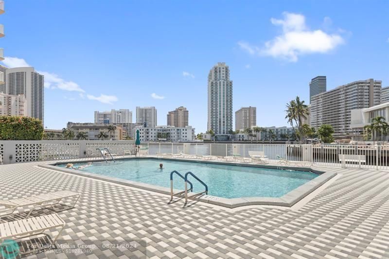 137 Golden Isles Drive, Unit 706, Hallandale Beach, FL 33009 Photo