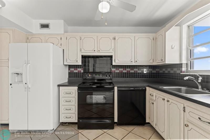 137 Golden Isles Drive, Unit 706, Hallandale Beach, FL 33009 Photo