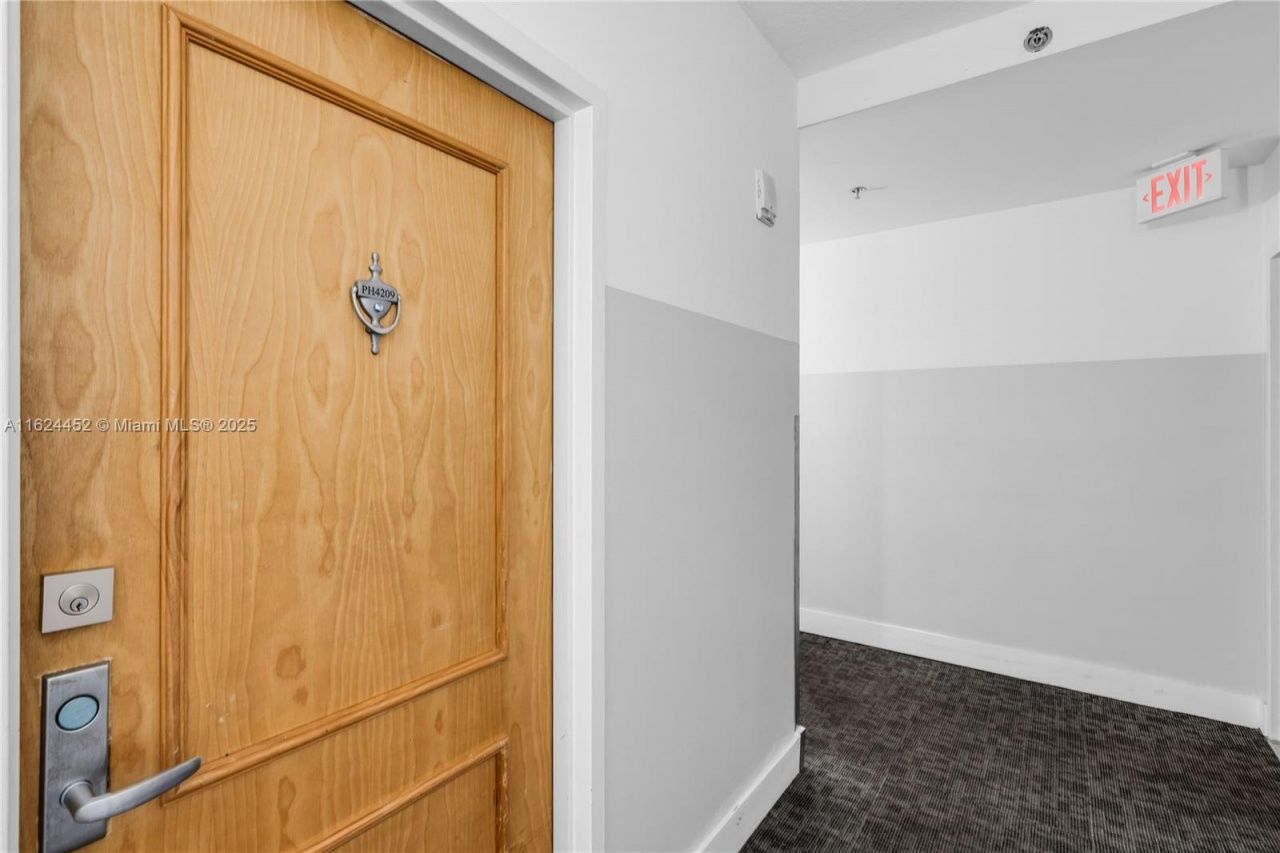 1200 Brickell Bay Dr, Unit 4209, Miami, FL 33131 Photo