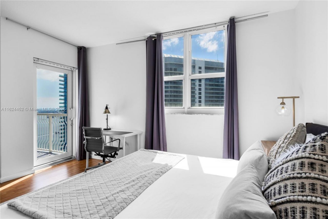 1200 Brickell Bay Dr, Unit 4209, Miami, FL 33131 Photo