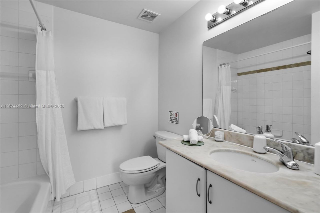 1200 Brickell Bay Dr, Unit 4209, Miami, FL 33131 Photo