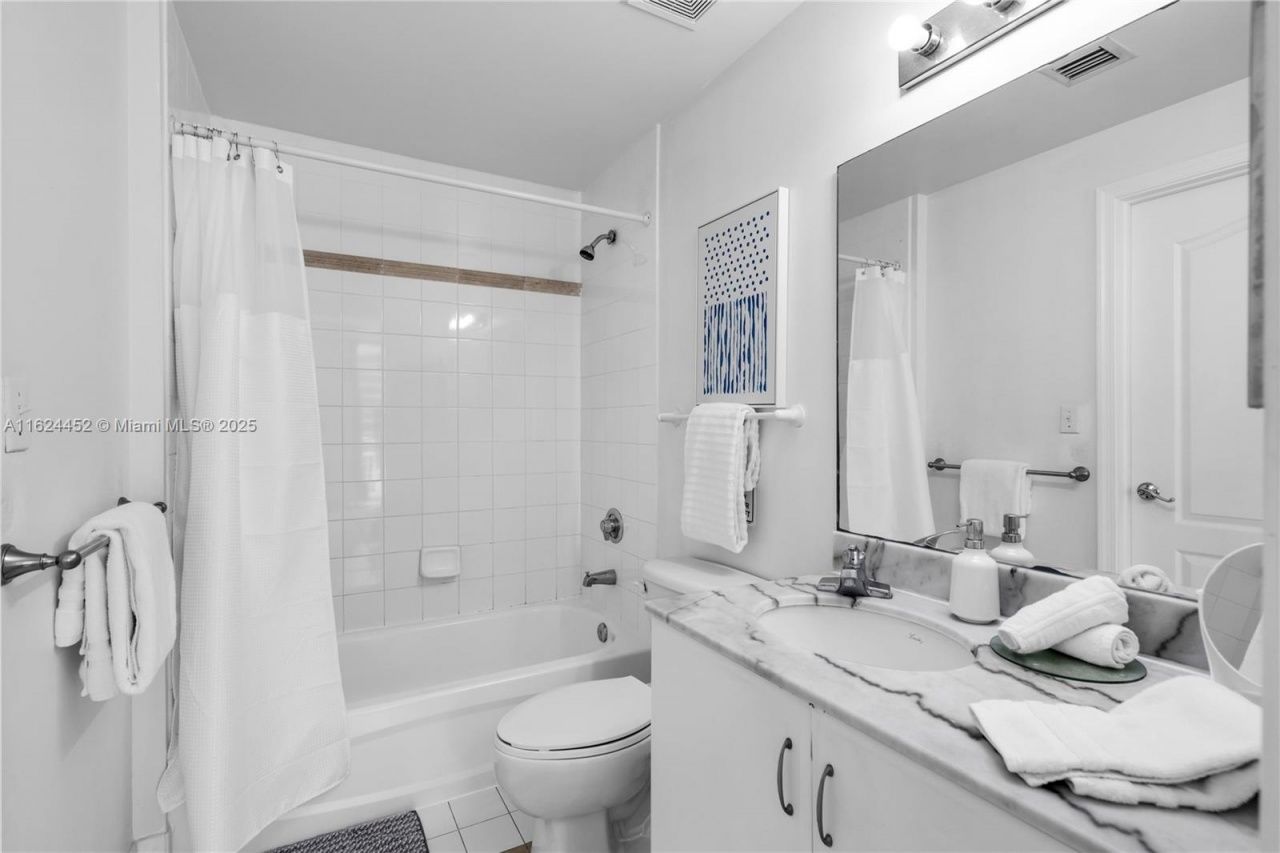 1200 Brickell Bay Dr, Unit 4209, Miami, FL 33131 Photo