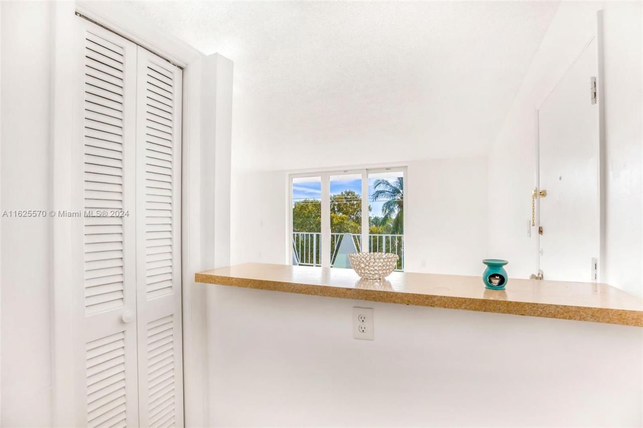 7133 Bay Dr, Unit 401, Miami Beach, FL 33141 Photo