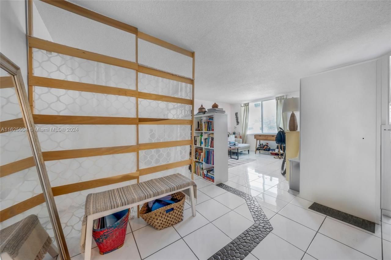 7133 Bay Dr, Unit 503, Miami Beach, FL 33141 Photo