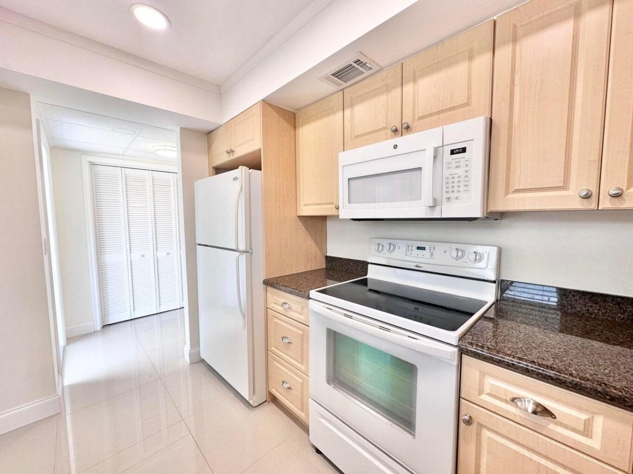 10193 N Military Drive, Unit 203, Palm Beach Gardens, FL 33410 Photo