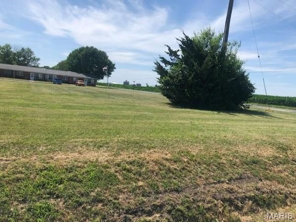 1702 W County Road, Jerseyville, IL 62052