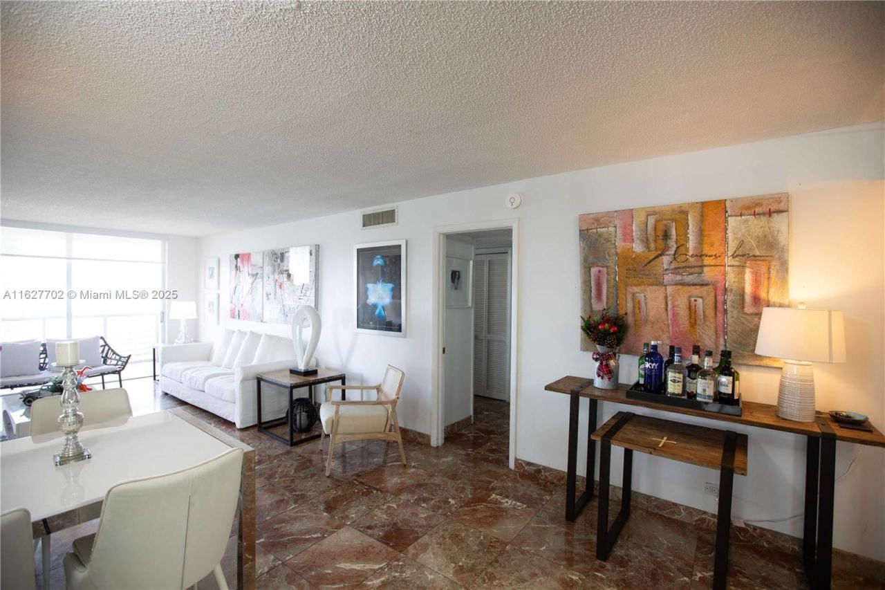 6039 Collins Ave, Unit 1728, Miami Beach, FL 33140 Photo