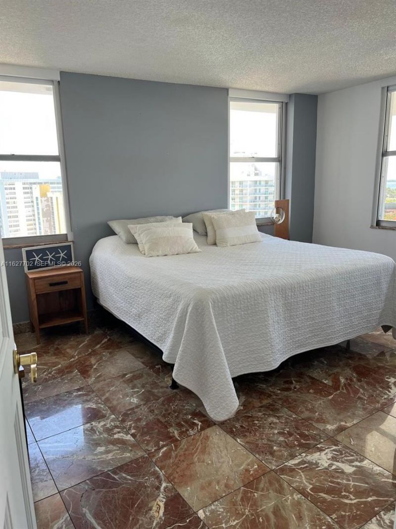 6039 Collins Ave, Unit 1728, Miami Beach, FL 33140 Photo