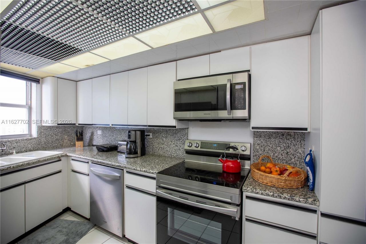 6039 Collins Ave, Unit 1728, Miami Beach, FL 33140 Photo
