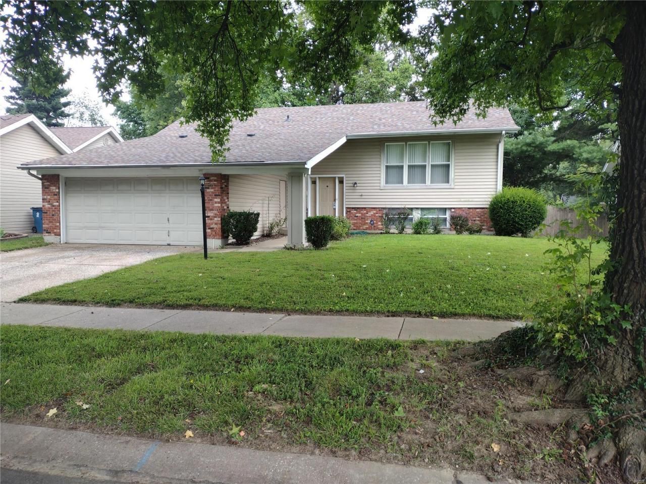 5432 Trailbend Drive, Florissant, MO 63033 Main Photo