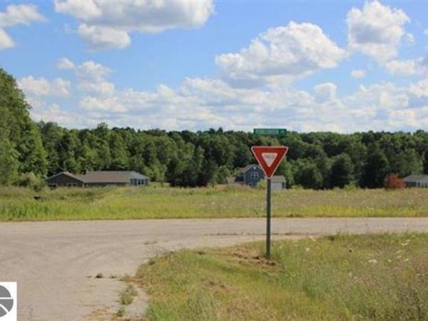 2211 Pebblebrook Drive, Kingsley, MI 49649