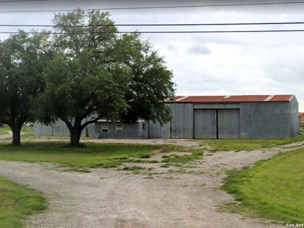 2119 10th ST, Floresville, TX 78114