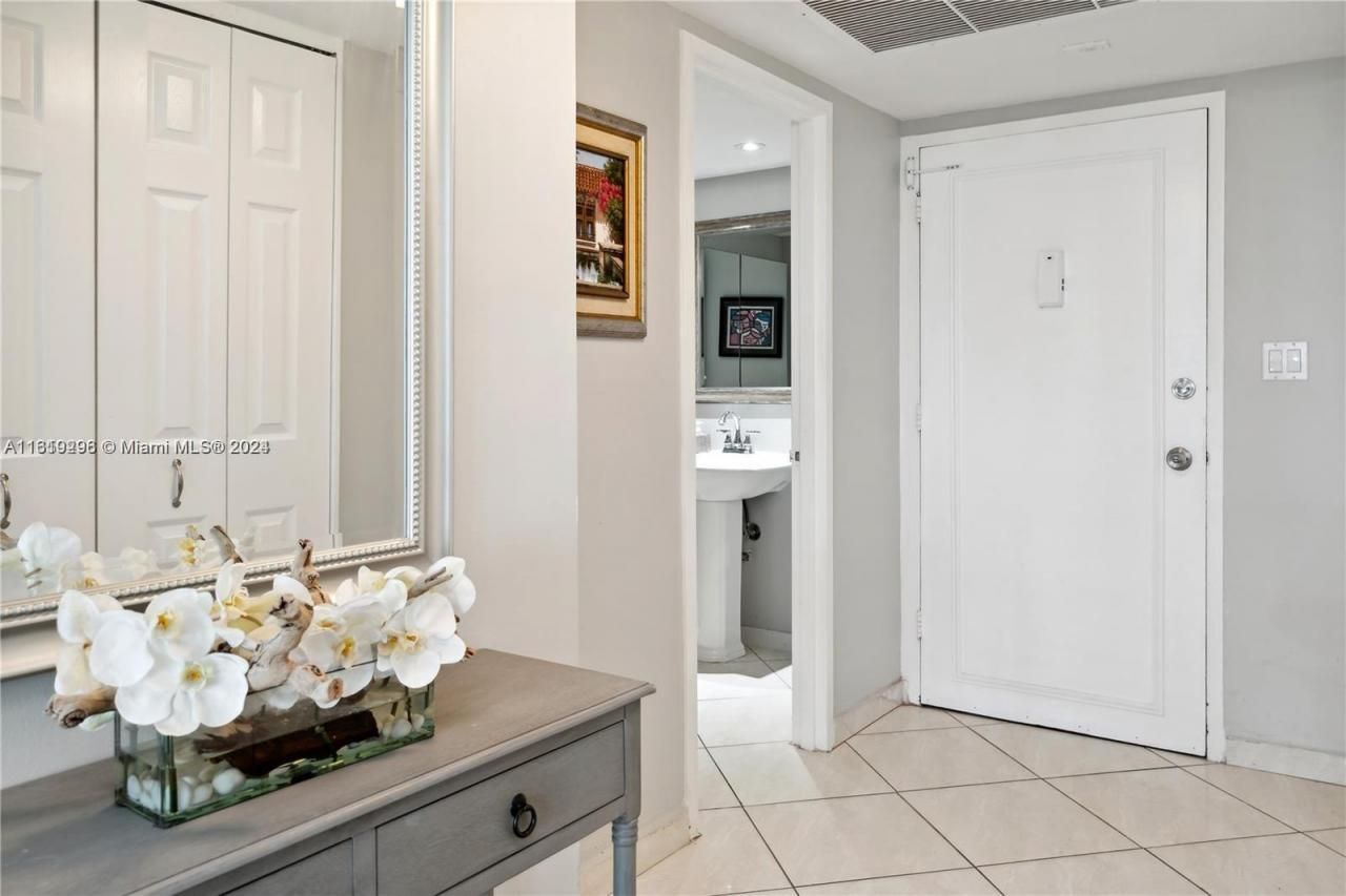 5401 Collins Ave, Unit 1123, Miami Beach, FL 33140 Photo